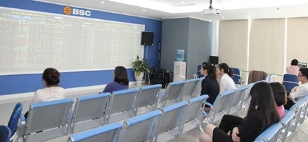 Vietnamese shares reverse early gains