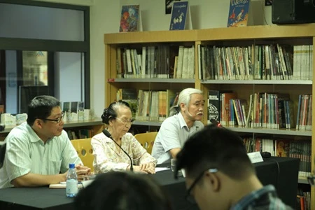 Scholars debate role of French language