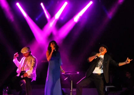 Family trio sings of life in Hanoi