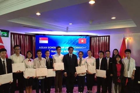 Vietnamese students receive ASEAN scholarships