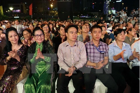 Front officials meet expats attending National Day event 