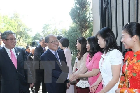 NA leader talks with embassy staff in the US 