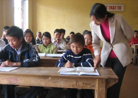 Scholarships presented to 300 poor students in Hoa Binh