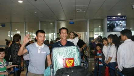 First group of Vietnamese workers in Algeria land home 