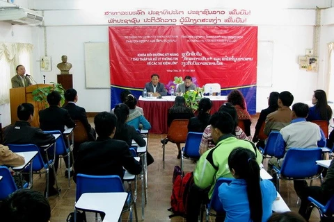 Vietnam helps train Laos' reporters 