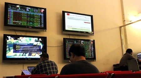 Vietnamese shares fall as oil prices drop 