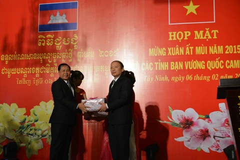 Tay Ninh, Cambodian localities strengthen friendship 