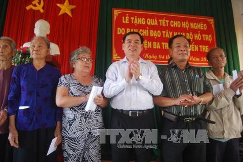 Tet gifts offered to impoverished people nationwide 