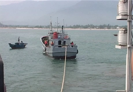 Chinese fishing vessel rescued off Thua Thien-Hue shore 