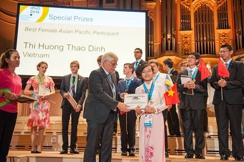 Vietnam wins two gold medals at Int’l Physics Olympiad 2016 