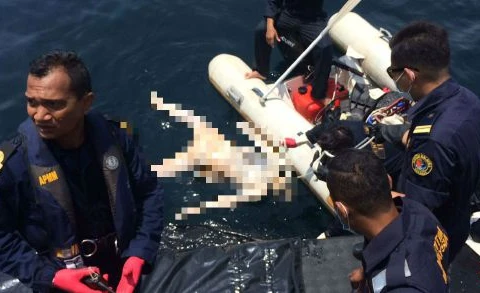 Malaysian divers fish body of Vietnamese fisherman out sunken boat 