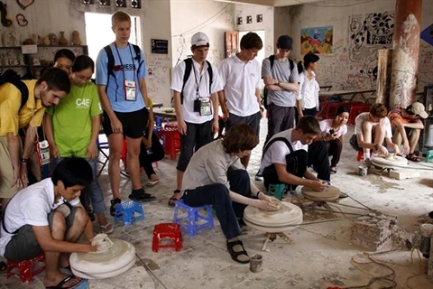 Hanoi’s youth take craft village tour