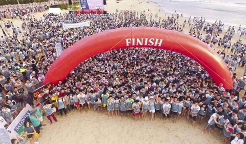 Barefoot runners race in Da Nang beach 