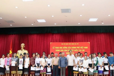 Vietnamese Government grants scholarships to expat students in Laos