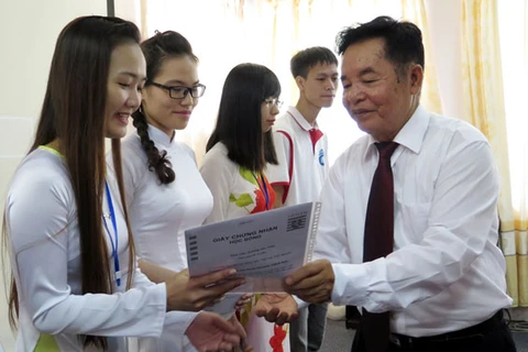 German state grants scholarships to poor students in Thai Nguyen