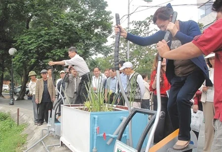 Exercise equipment purifies the water of Hanoi's lakes