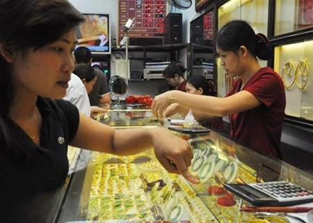 Gold prices fall, Vietnamese dong weakens