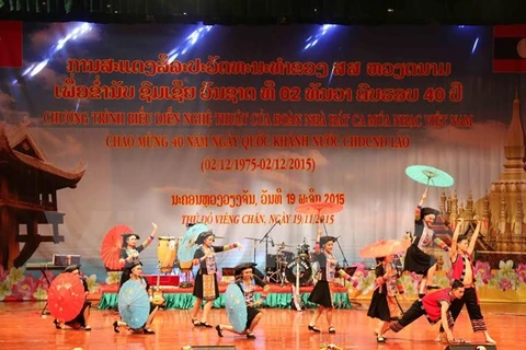 Vietnamese artists perform in Laos ahead of its National Day