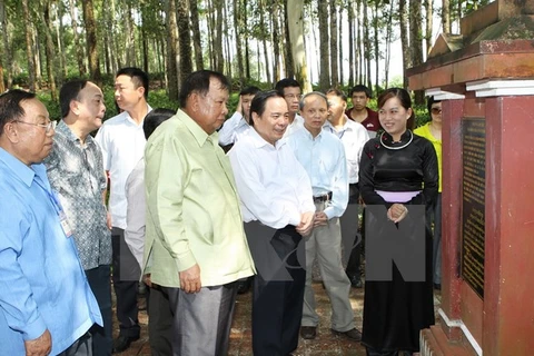 Lao officials visit relic site in Hoa Binh