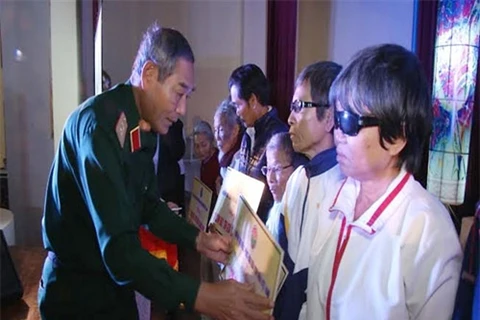 Quang Nam UXO victims receive assistance