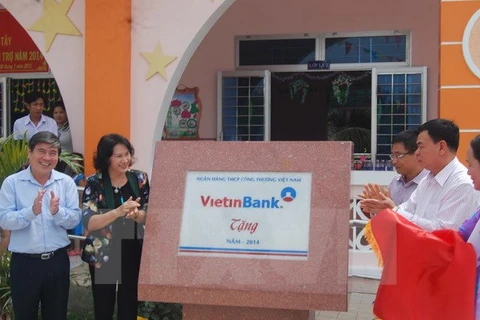 Vietinbank helps build houses for the poor in Ben Tre 