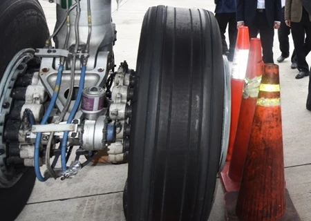 Vietnam Airlines plane lands safely despite flat tire