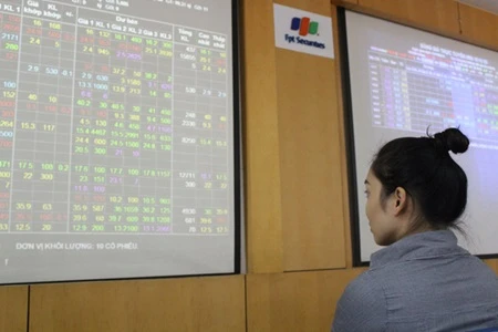 Plunging crude prices pull Vietnamese stocks down