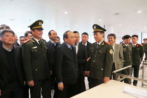 Deputy PM examines Noi Bai Airport before Tet 