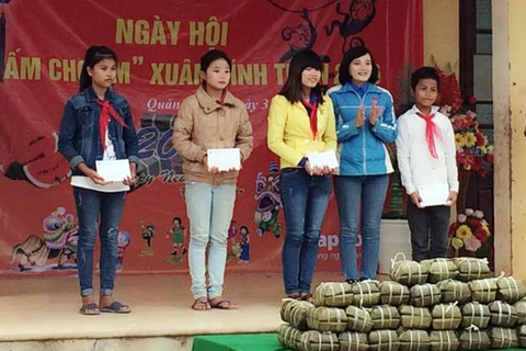 Tet gifts, charitable grants for impoverished people nationwide 