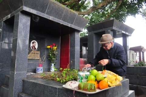 Tomb-sweeping tradition in Vietnam