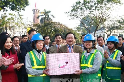 Hanoi’s new Party leader pays Tet visits to local workers 