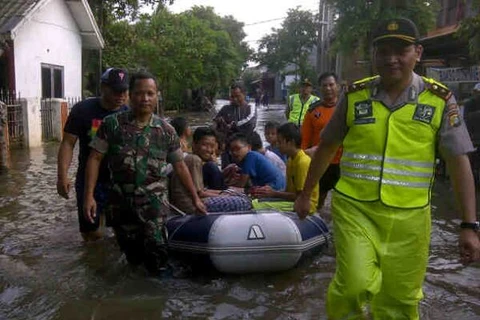 Indonesia: thousands evacuated due to floods, landslides