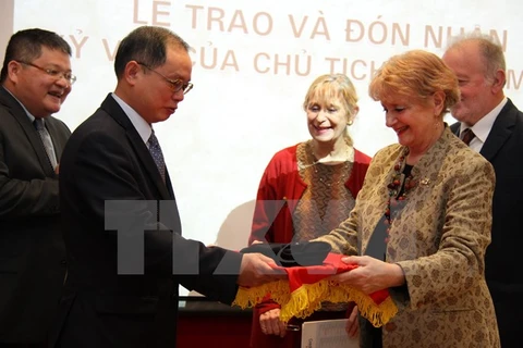Embassy receives President Ho Chi Minh’s memento 