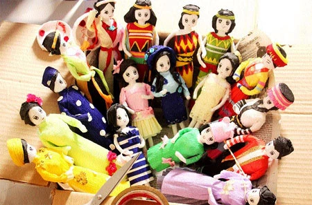 Paper dolls convey Vietnamese culture