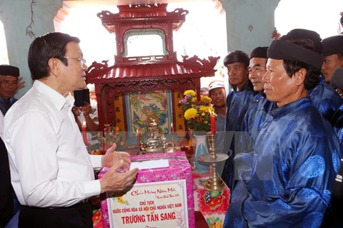 President visits Quang Ngai’s Ly Son island district