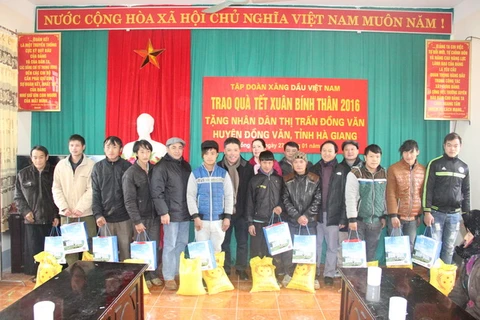 Over 1 million poor nationals receive rice support during Tet 