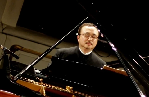 Pianist Dang Thai Son to perform love concerto