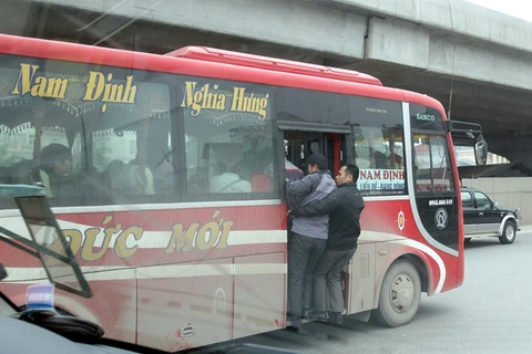 Hanoi cracks down on overcrowding in coaches