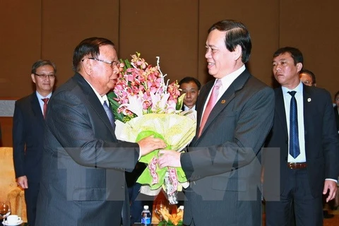 Lao Party chief meets Vietnam-Laos Friendship Assoc representatives