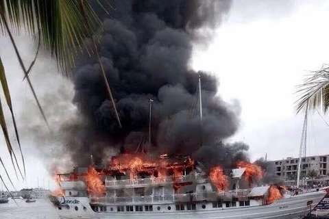 All 37 tourists saved from burning ship on Ha Long Bay 