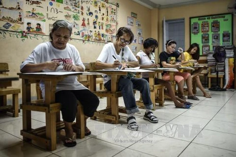 Rodrigo Duterte takes early lead in Philippine presidential vote 