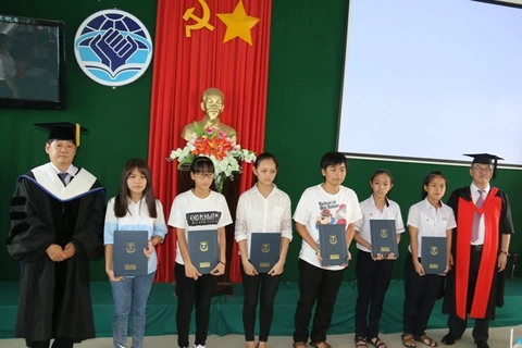 RoK presents scholarships to Thua Thien-Hue students 