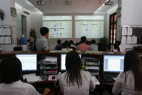 Vietnamese shares drop on lower oil prices 