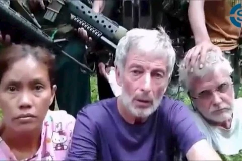 Philippine President pledges to rescue Abu Sayyaf hostages