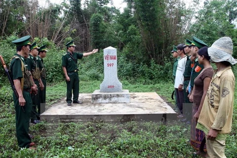  Vietnam, Laos enhance defence links