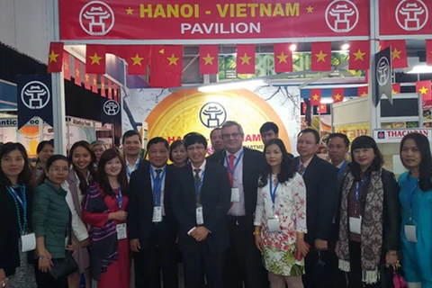 Visitors interested in Vietnamese goods at SA trade exhibition 