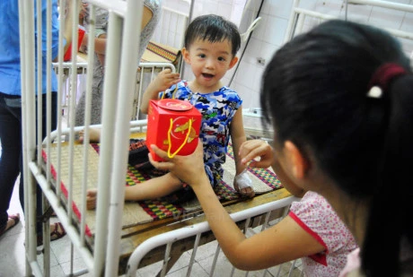Vice President visits disadvantaged children in Da Nang