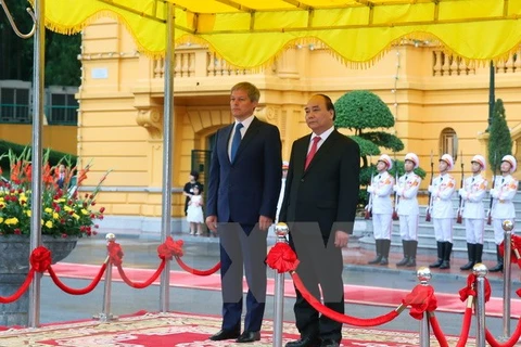 Vietnamese, Romanian PMs hold talks