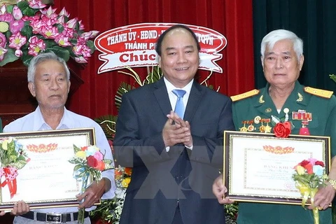 Prime Minister honours outstanding war heroes