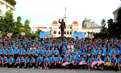 HCM City’s officials meet Indochinese children attending exchange 